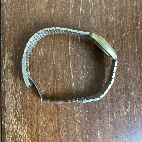 LA Gear VINTAGE 90s gold silver tone analog unisex wrist watch - Picture 6 of 7